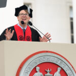 Một điều rất kỳ lạ đang xảy ra trên hành tinh này – Diễn văn của Hank Green tại Lễ Tốt nghiệp MIT 2025