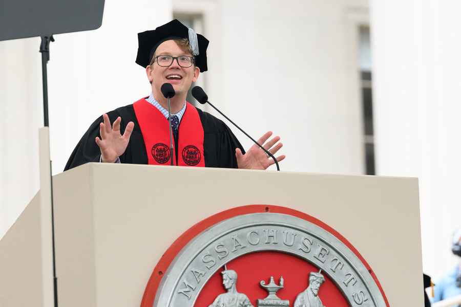 Read more about the article Một điều rất kỳ lạ đang xảy ra trên hành tinh này – Diễn văn của Hank Green tại Lễ Tốt nghiệp MIT 2025